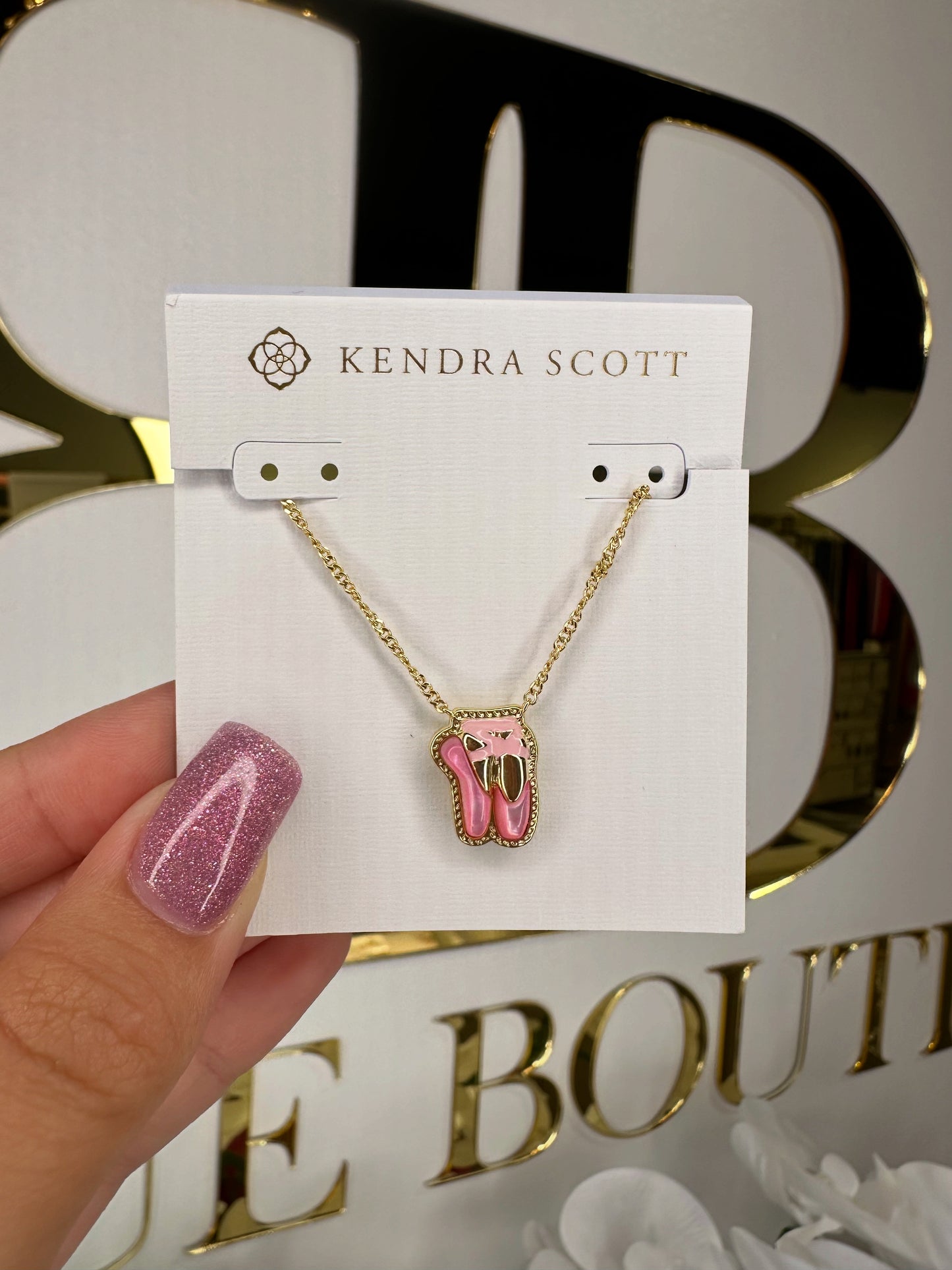 BOUTIQUE KENDRA SCOTT BALLET GOLD SHORT PENDANT NECKLACE IN BLUSH MOTHER OF PEARL IN HAND