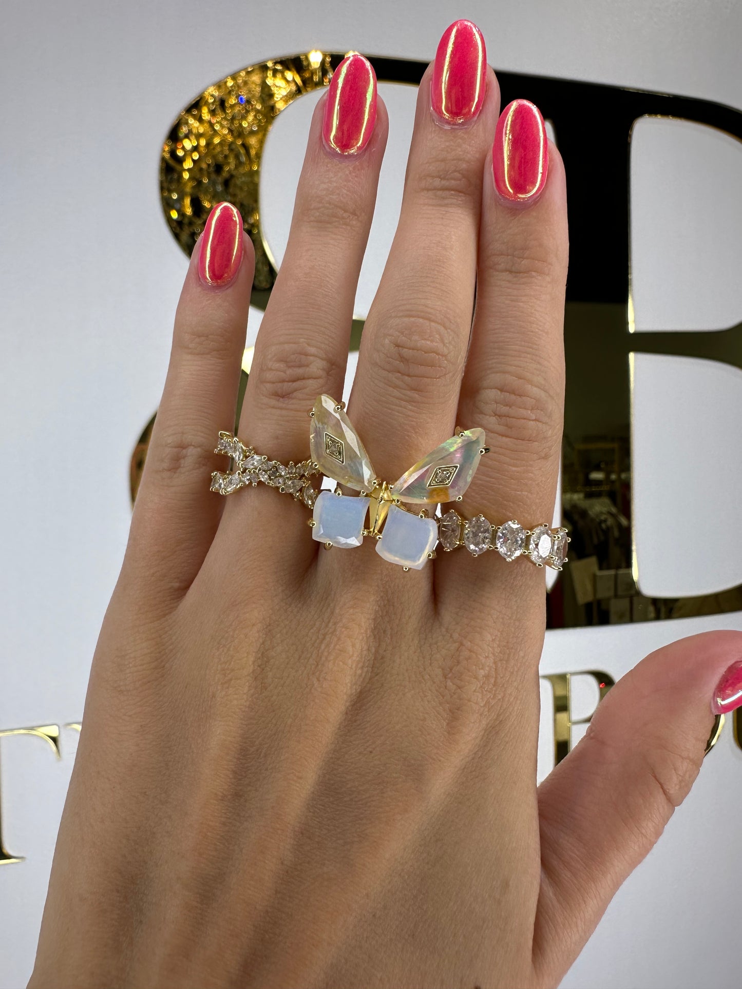BOUTIQUE KENDRA SCOTT BIANCA BUTTERFLY COCKTAIL RING FRONT IRIDESCENT WHITE MIX BB