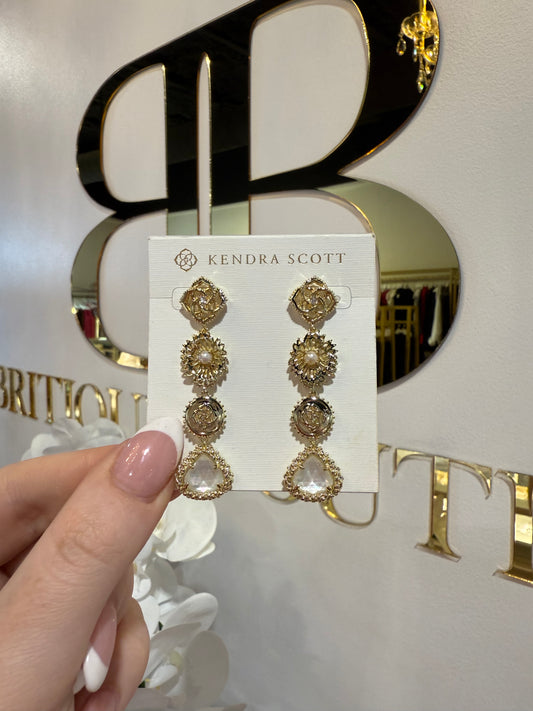 BOUTIQUE KENDRA SCOTT BRIELLE GOLD LINEAR DROP EARRINGS IN IVORY MOTHER OF PEARL IN HAND