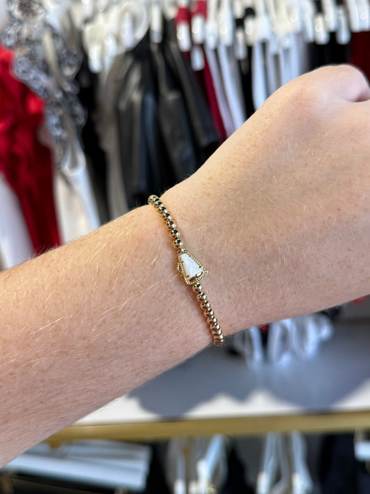 BOUTIQUE KENDRA SCOTT CHEER STRETCH BRACELET GOLD WHITE MOTHER OF PEARL ON ARM