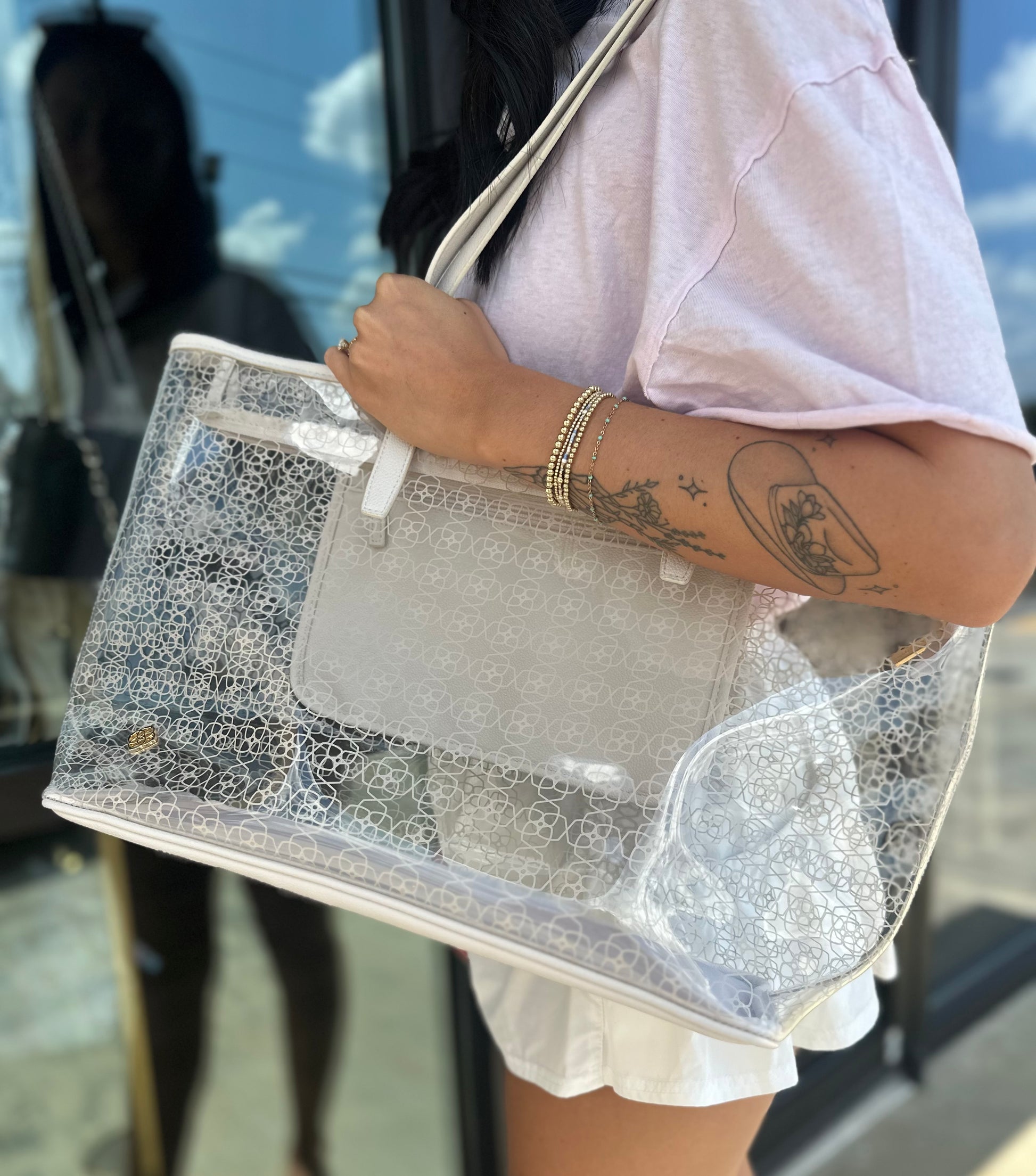 BOUTIQUE KENDRA SCOTT CLEAR TOTE BAG ON MODEL