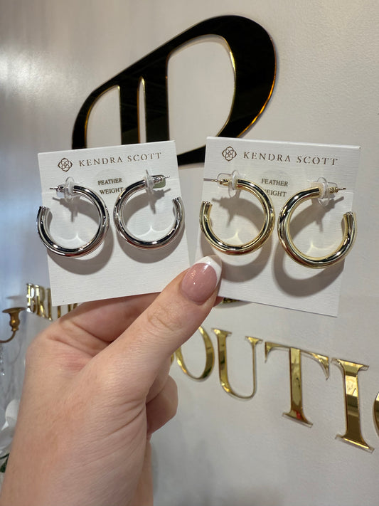 BOUTIQUE KENDRA SCOTT COLETTE GOLD HOOP EARRINGS IN HAND