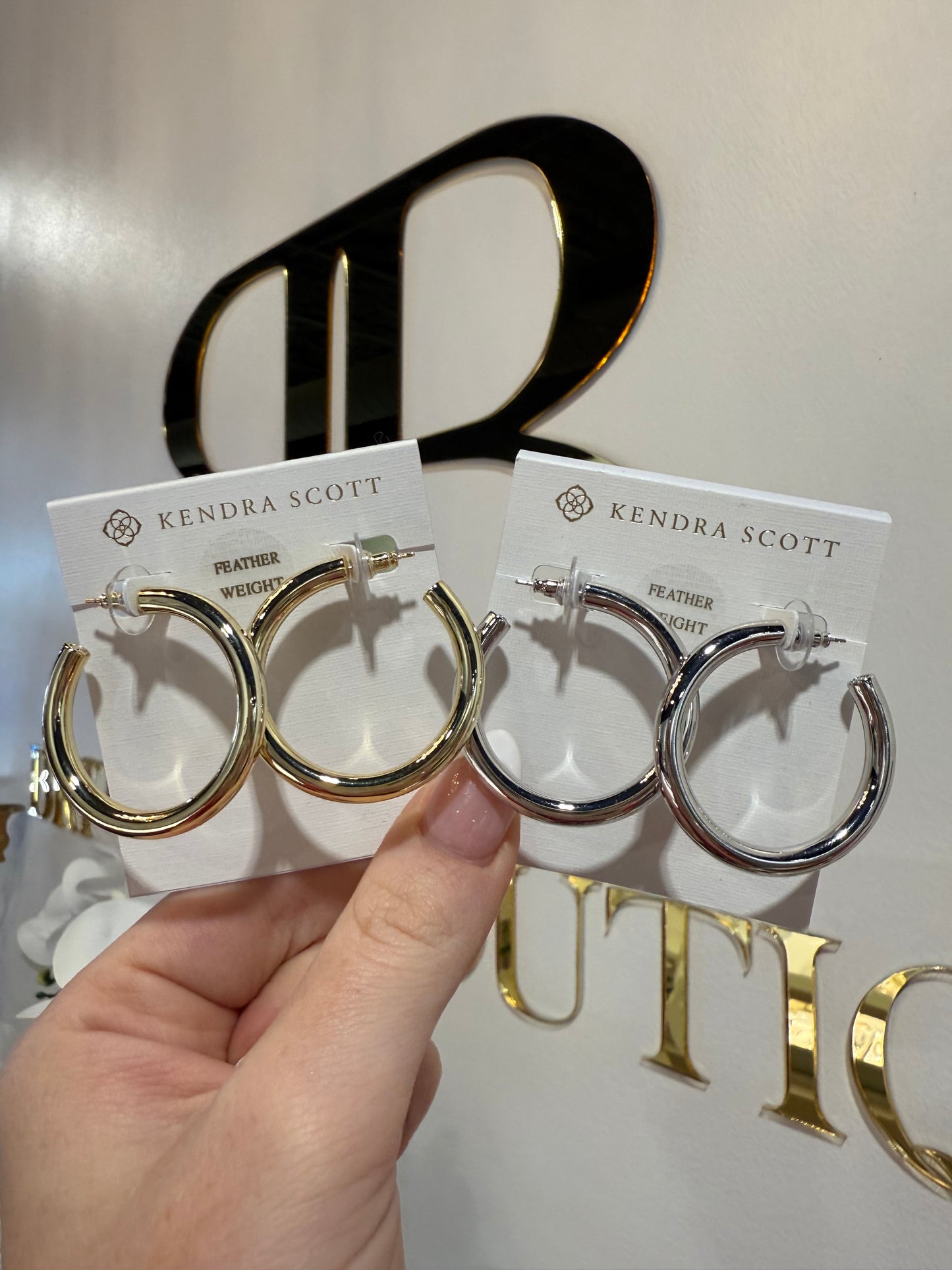 BOUTIQUE KENDRA SCOTT COLLETTE LARGE HOOP EARRINGS IN HAND