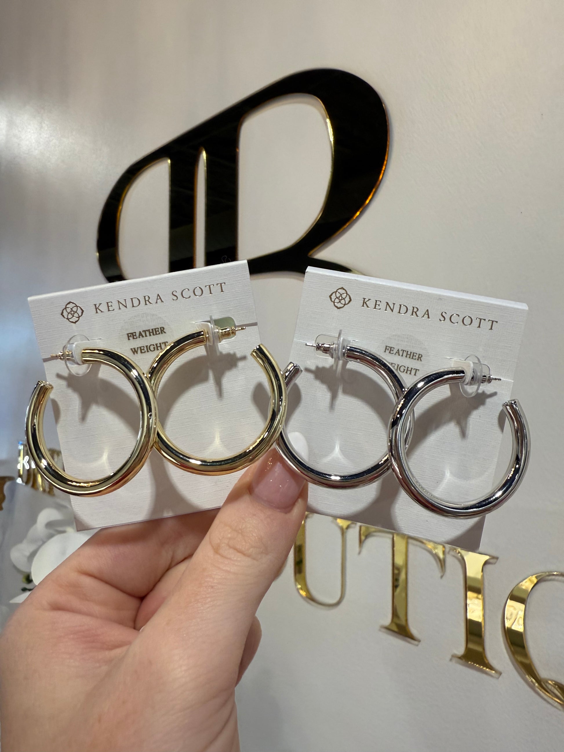 BOUTIQUE KENDRA SCOTT COLLETTE LARGE HOOP EARRINGS IN HAND