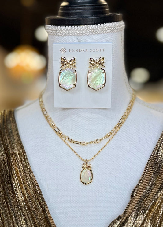 BOUTIQUE KENDRA SCOTT DAPHNE BOW GOLD MULTI STRAND NECKALCE IN IVORY ILLUSION ON NECK