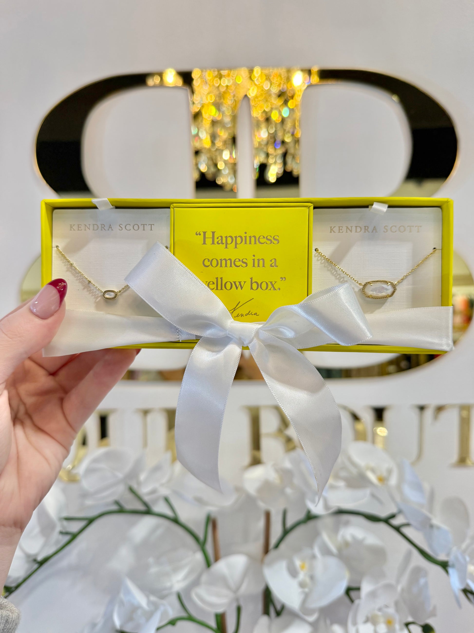 BOUTIQUE KENDRA SCOTT ELISA GOLD GIFT SET OF 2 IN IVORY MOTHER OF PEARL IN HAND