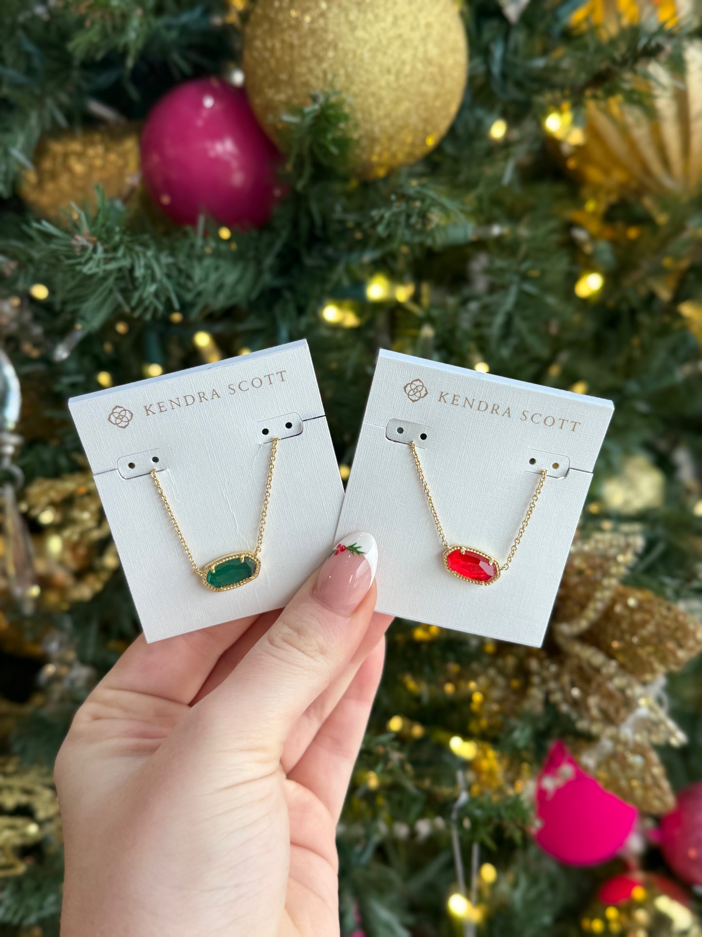 BOUTIQUE KENDRA SCOTT ELISA GOLD PENDANT NECKLACE IN HAND