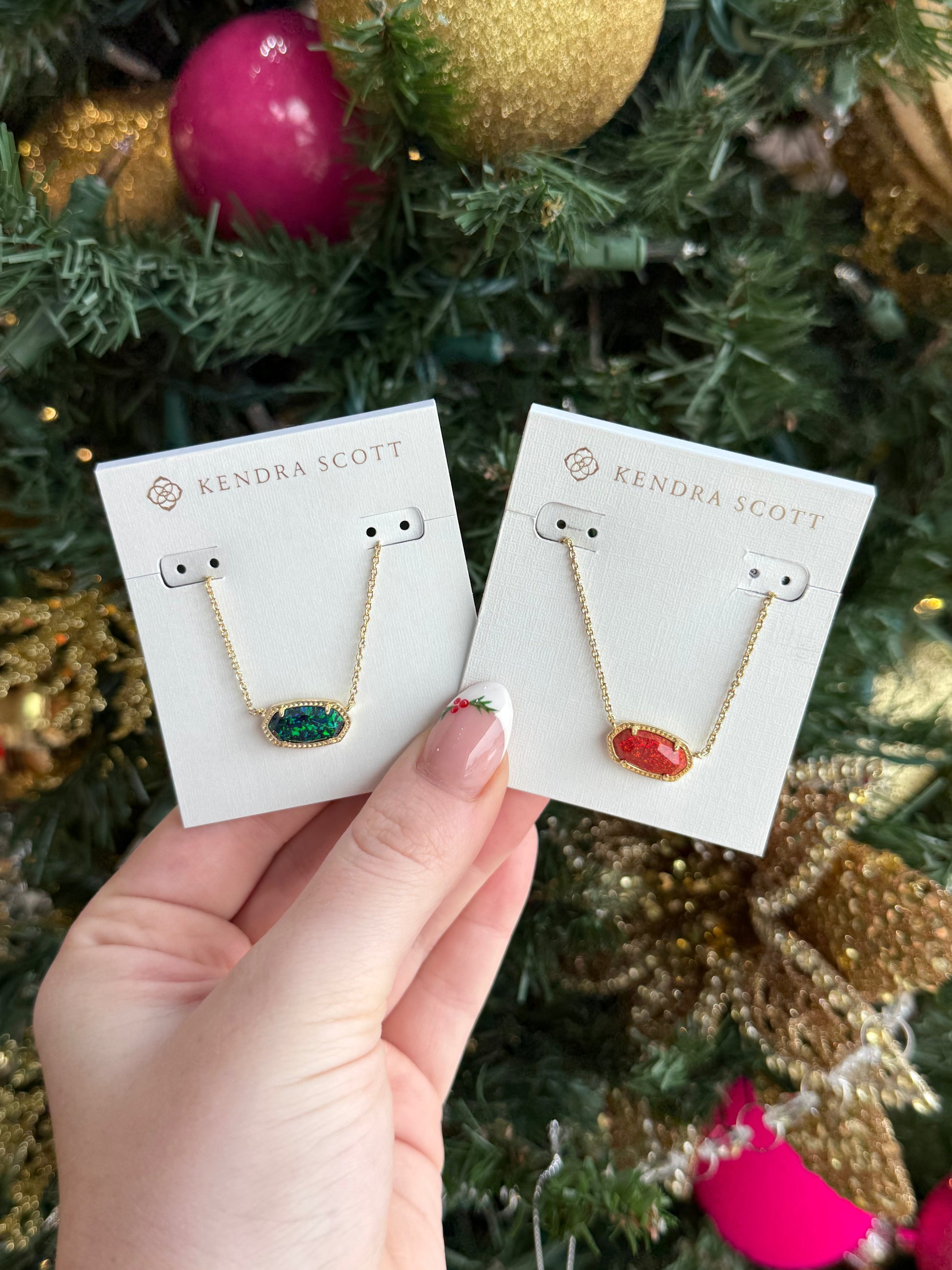 BOUTIQUE KENDRA SCOTT ELISA GOLD PENDANT NECKLACE IN HAND 2