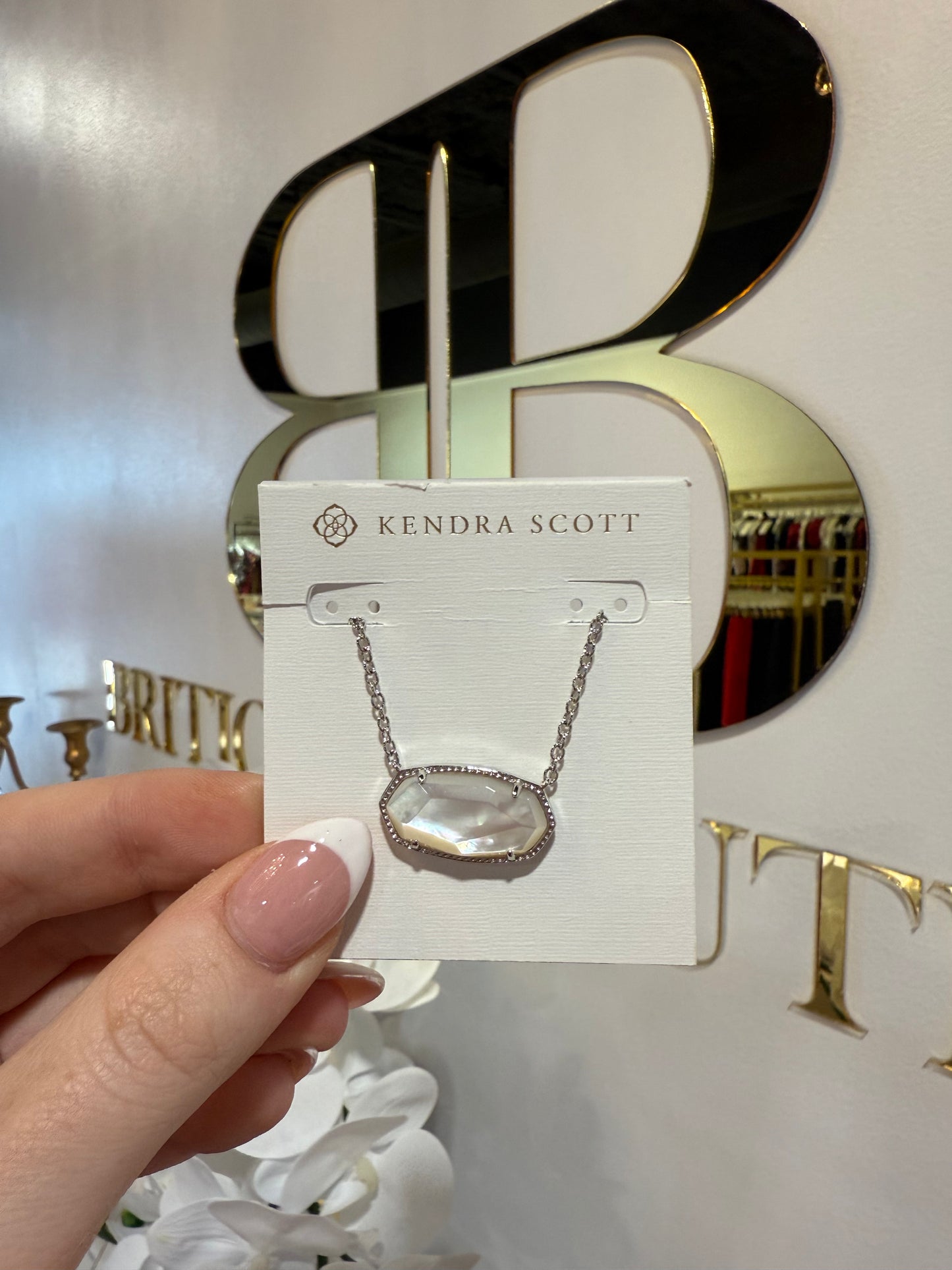BOUTIQUE KENDRA SCOTT ELISA SILVER STATEMENT PENDANT NECKLACE IVORY MOTHER OF PEARL IN HAND