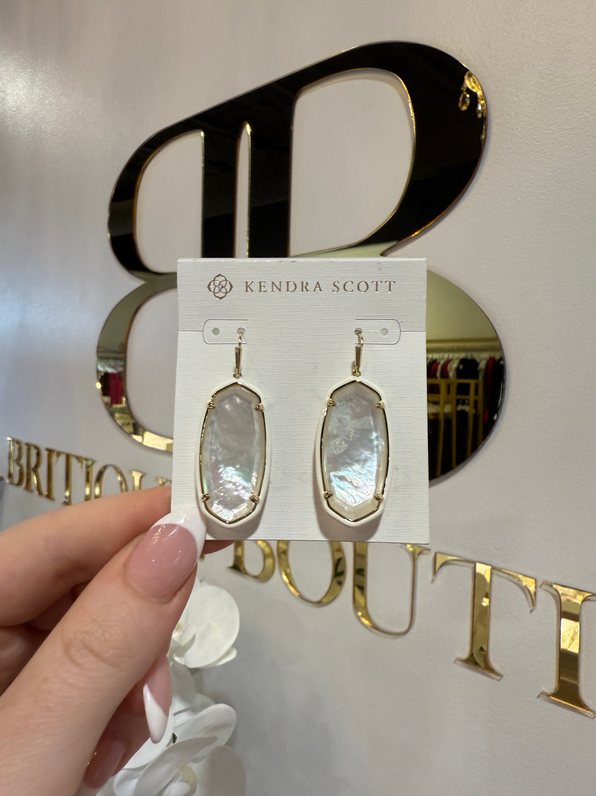 BOUTIQUE KENDRA SCOTT ELLE GOLD ENAMEL FRAMED DROP EARRINGS IN IVORY MIX IN HAND