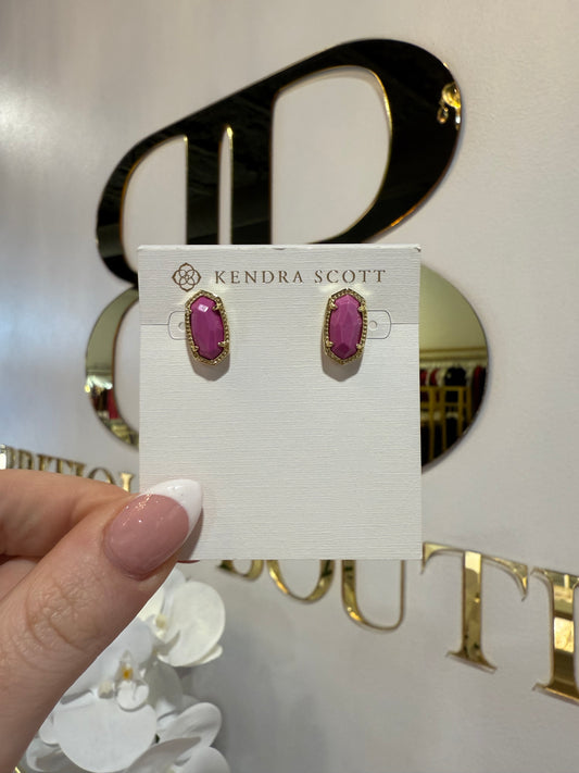 BOUTIQUE KENDRA SCOTT ELLIE STUD GOLD EARRINGS MAGENTA MAGNESITE IN HAND