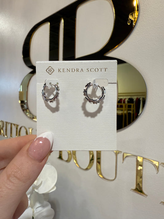 BOUTIQUE KENDRA SCOTT GENEVIEVE SILVER HUGGIE EARRINGS IN HAND