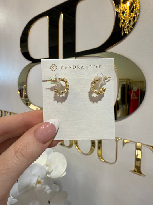 BOUTIQUE KENDRA SCOTT GOLD CAILIN CRYSTAL HUGGIE EARRINGS WHITE CRYSTAL IN HAND