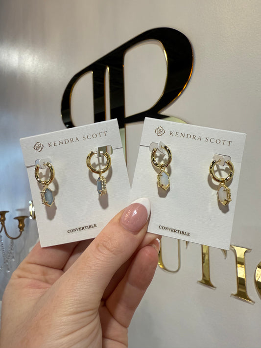 BOUTIQUE KENDRA SCOTT GOLD HALLIE HUGGIE EARRINGS IN HAND