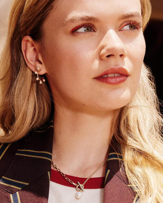 BOUTIQUE KENDRA SCOTT GOLD LEIGHTON PEARL HUGGIE IN WHITE PEARL IN EAR