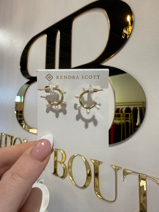 BOUTIQUE  KENDRA SCOTT GOLD LEIGHTON PEARL HUGGIE IN WHITE PEARL IN HAND