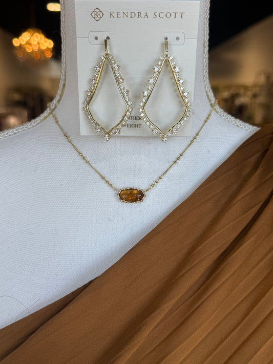 BOUTIQUE KENDRA SCOTT GOLD SOPHEE CRYSTAL DROP EARRINGS WHITE CRYSTAL ON MODEL