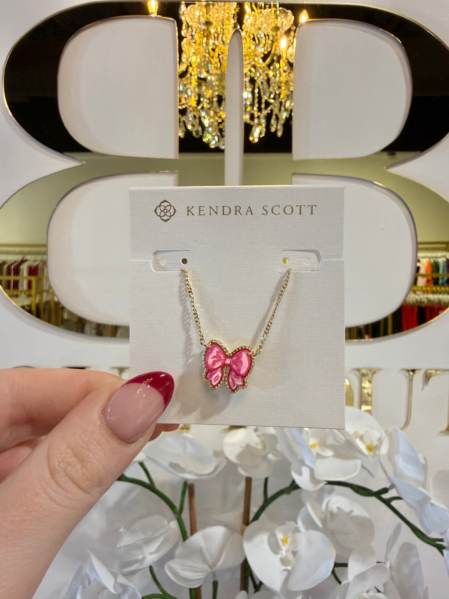 BOUTIQUE KENDRA SCOTT HALEY BOW SHORT PENDANT NECKLACE GOLD ROSE VIOLET MOTHER OF PEARL IN HAND