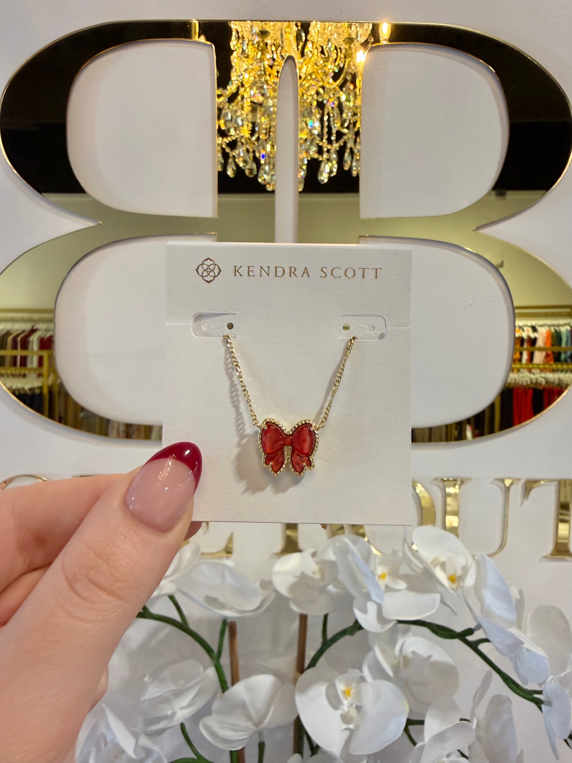 BOUTIQUE KENDRA SCOTT HALEY BOW SHORT PENDANT NECKLACE GOLD SCARLET RED MOTHER OF PEARL IN HAND