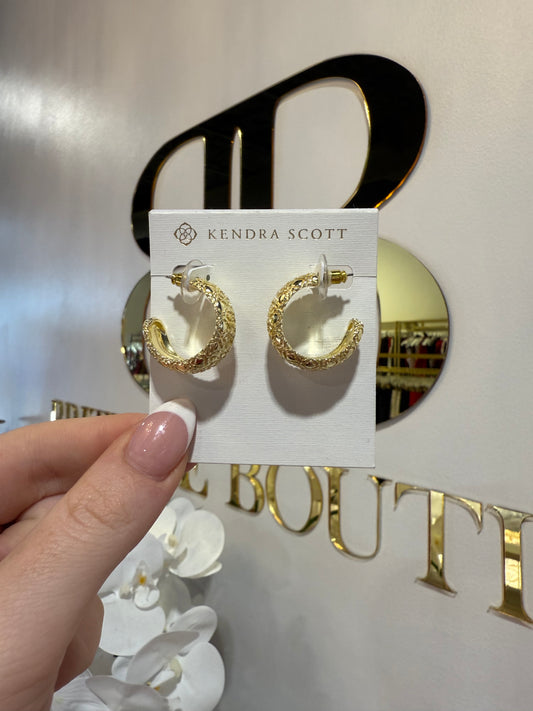 BOUTIQUE KENDRA SCOTT HARPER GOLD SMALL HOOP EARRINGS IN HAND