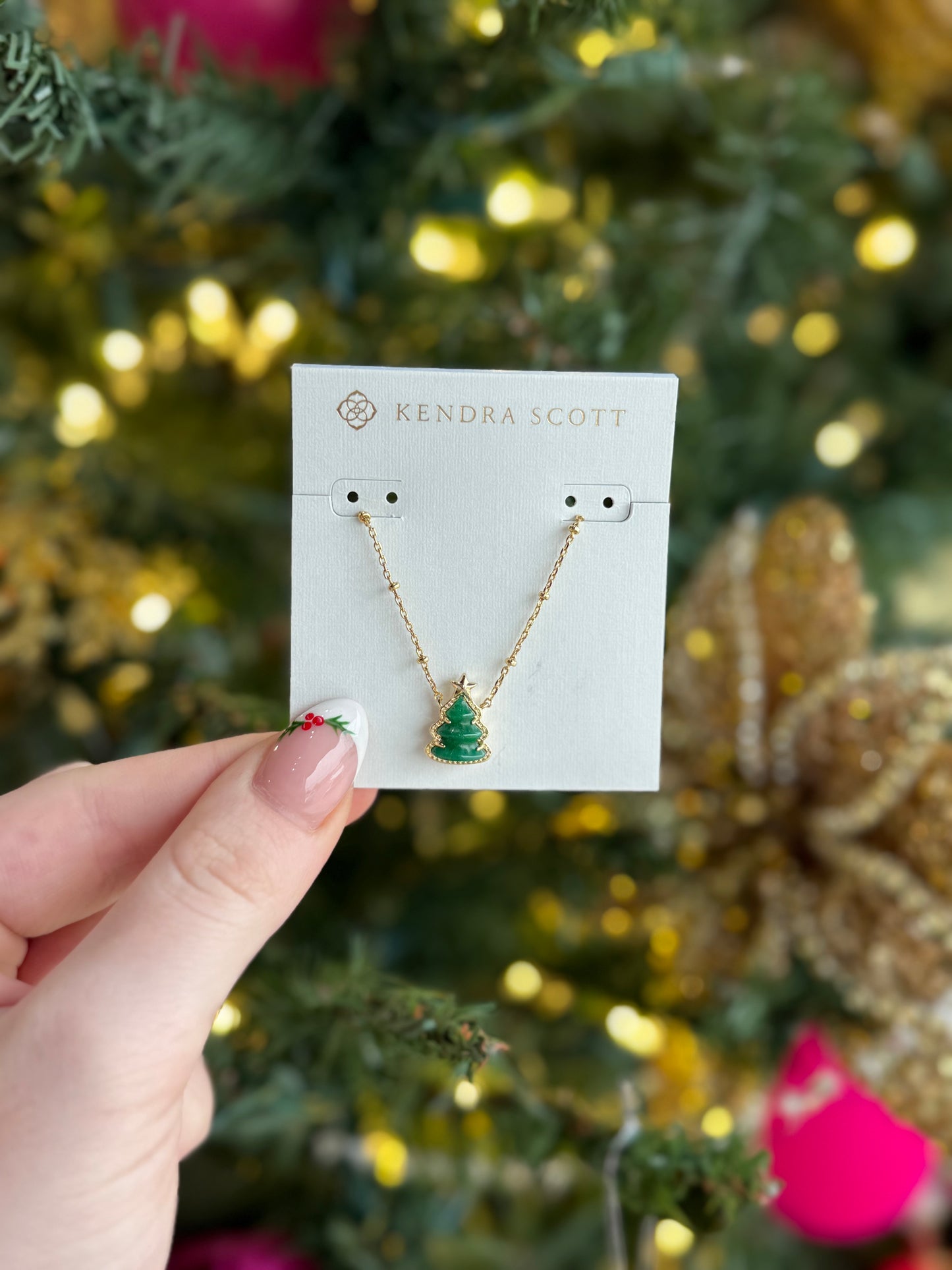 BOUTIQUE KENDRA SCOTT HOLIDAY TREE GOLD SHORT PENDANT NECKLACE IN GREEN QUARTZITE IN HAND 2