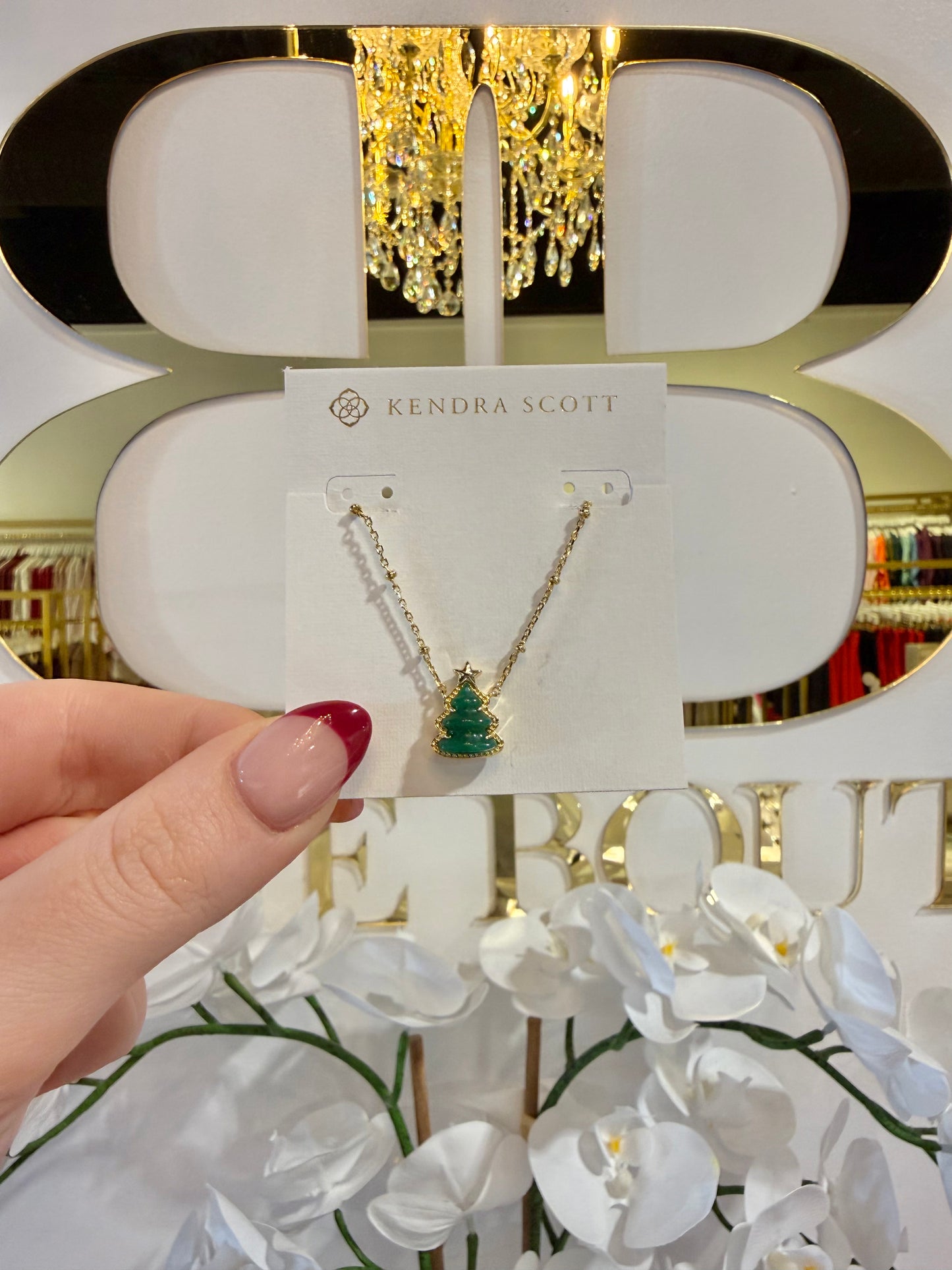 BOUTIQUE KENDRA SCOTT HOLIDAY TREE SHORT GOLD PENDANT NECKLACE IN GREEN QUARTZITE IN HAND