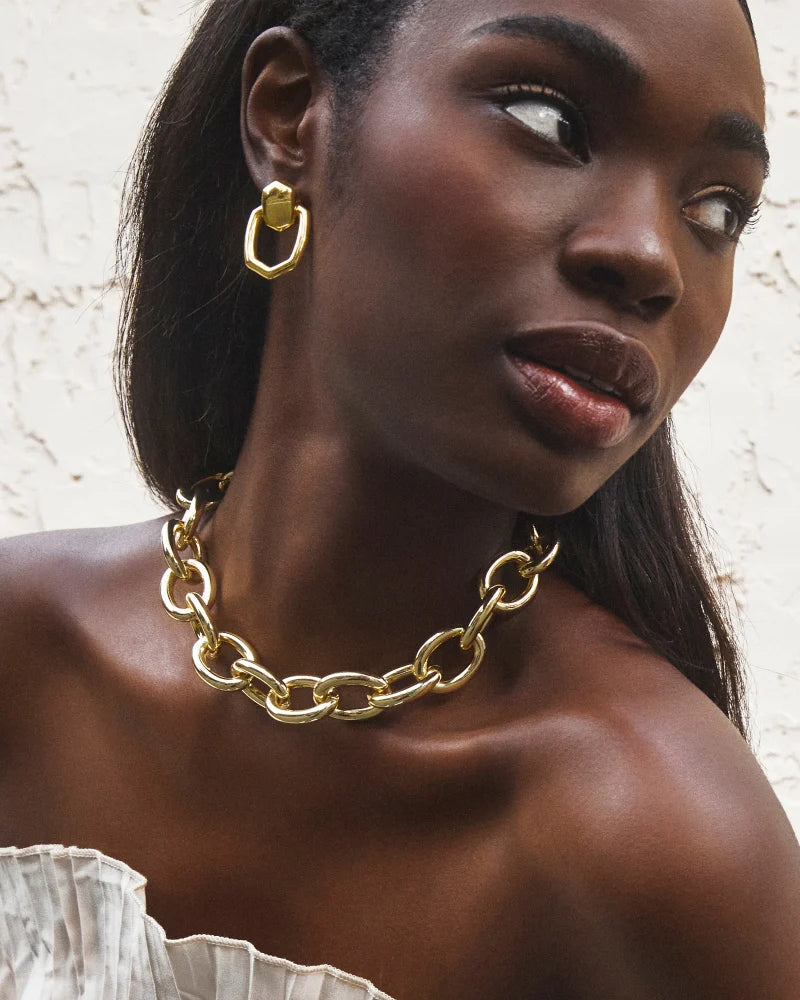 BOUTIQUE KENDRA SCOTT KAIA GOLD OPEN FRAME EARRINGS IN EAR