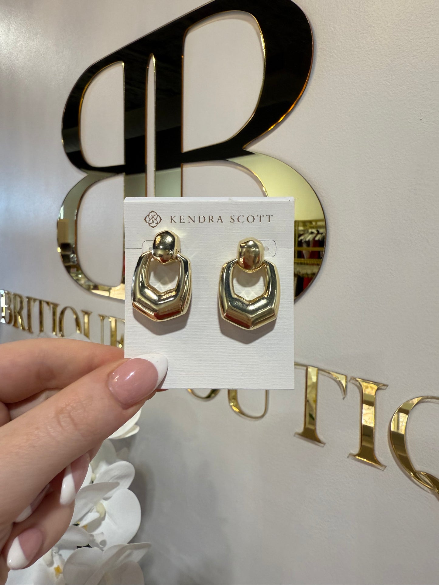 BOUTIQUE KENDRA SCOTT KAITLIN OPEN FRAME EARRINGS GOLD IN HAND