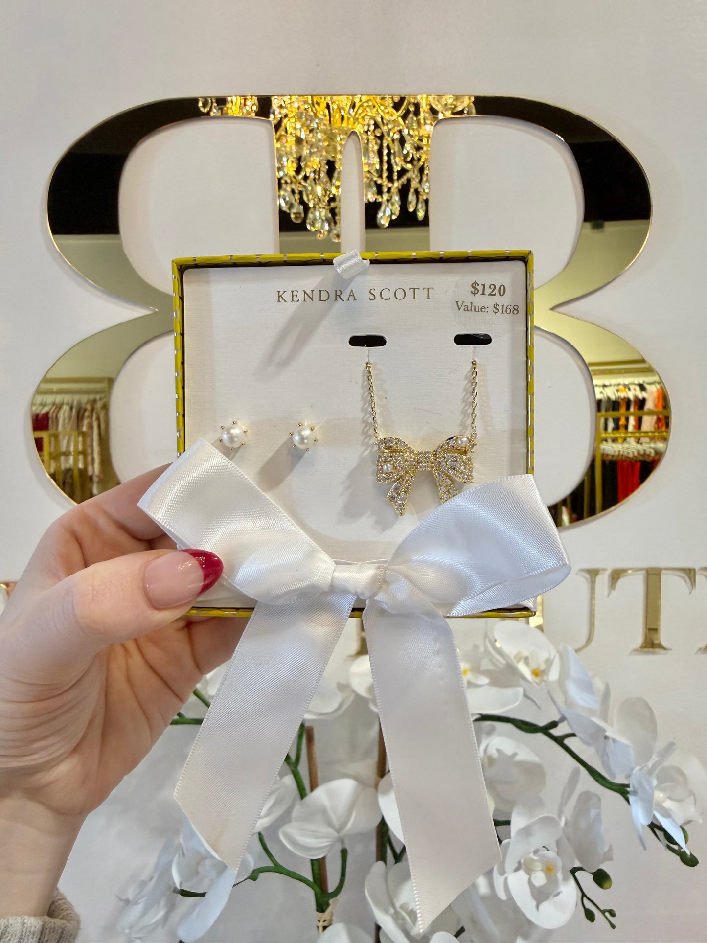 BOUTIQUE KENDRA SCOTT KRISTA GOLD BOW ASHTON GIFT SET IN HAND