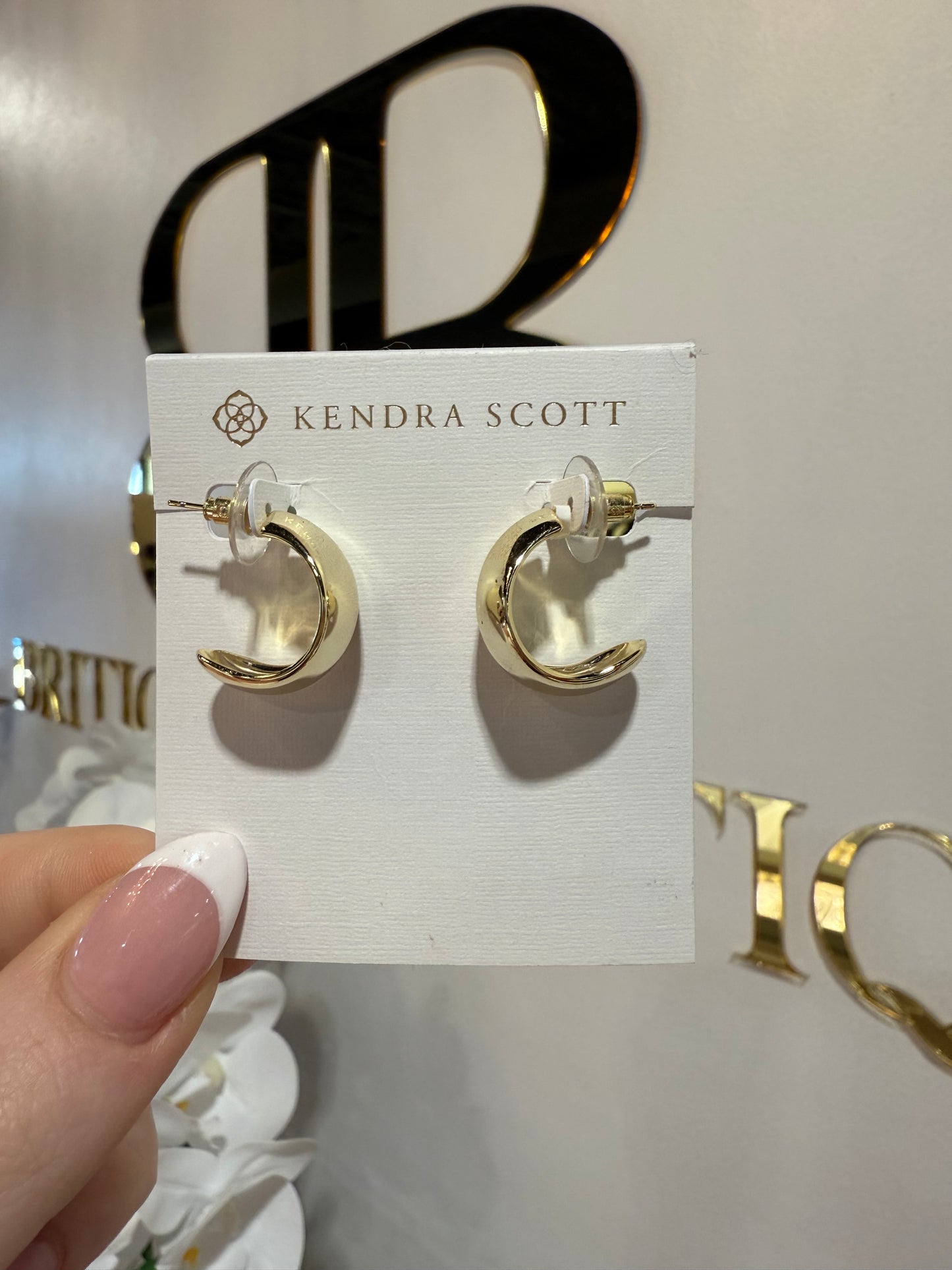 BOUTIQUE KENDRA SCOTT KRISTA GOLD HOOP IN HAND
