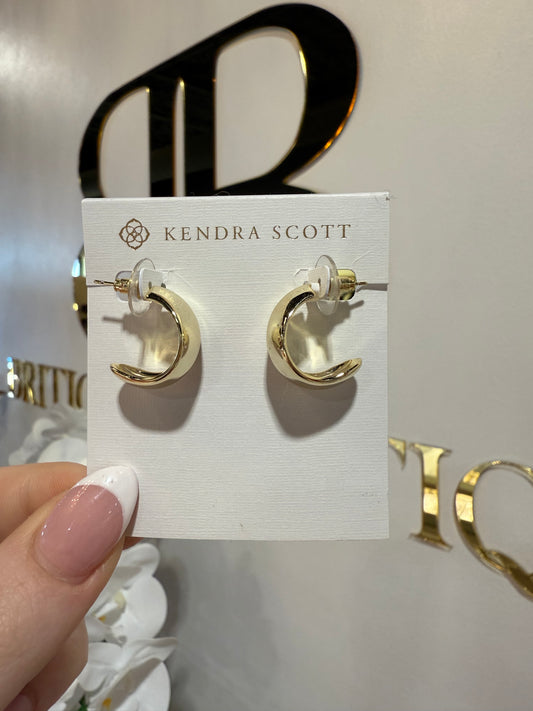 BOUTIQUE KENDRA SCOTT KRISTA GOLD HOOP IN HAND