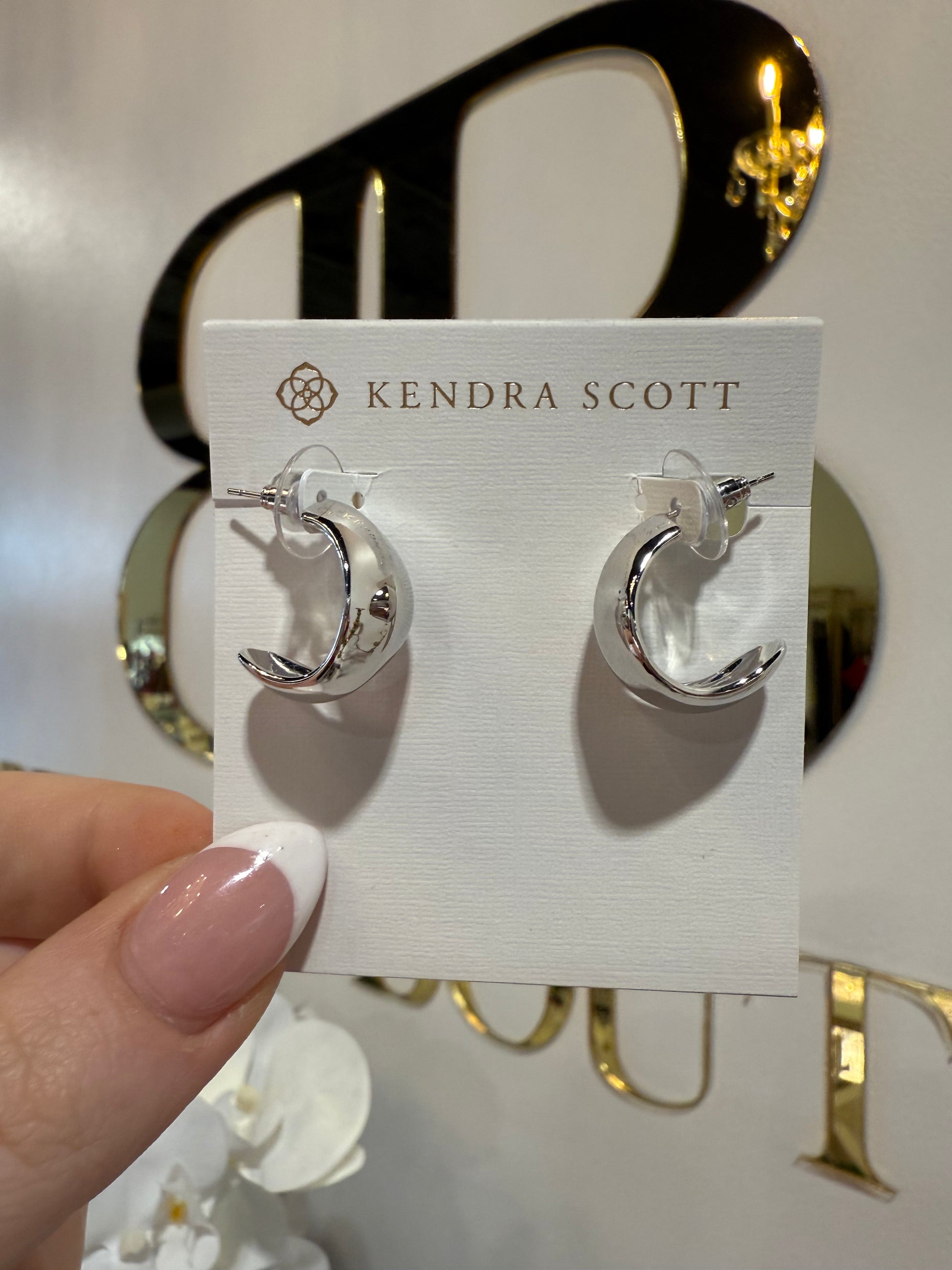 BOUTIQUE  KENDRA SCOTT KRISTA SILVER HOOP IN HAND