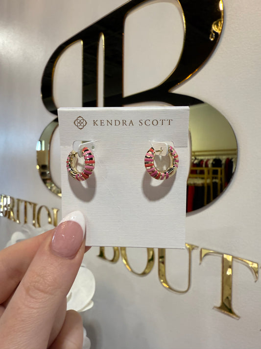 BOUTIQUE KENDRA SCOTT MIKKI ENAMEL HUGGIE EARRINGS IN HAND