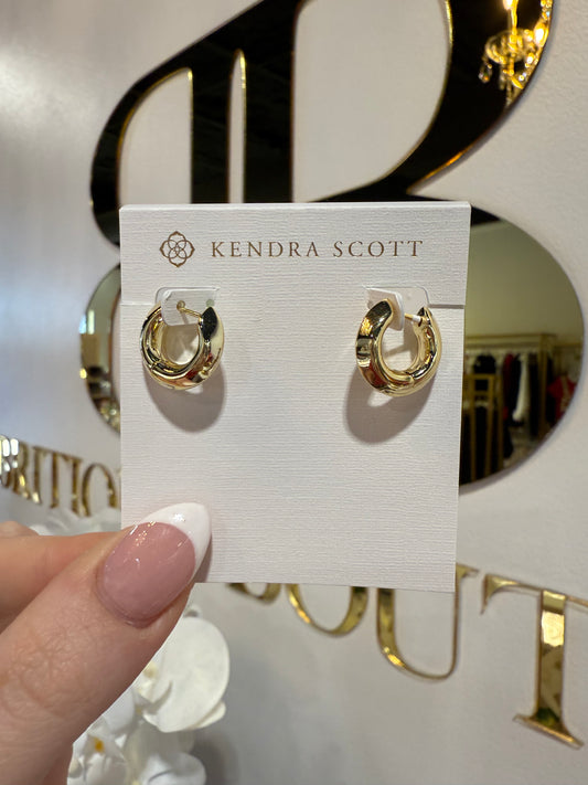 BOUTIQUE KENDRA SCOTT MIKKI METAL GOLD HUGGIE EARRINGS IN HAND