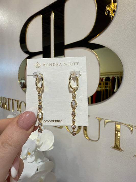 BOUTIQUE KENDRA SCOTT MINI ELISA ABBIE HUGGIE EARRINGS IN HAND