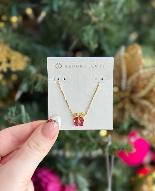 KENDRA SCOTT PRESENT GOLD SHORT PENDANT NECKLACE IN RED CRYSTAL IN HAND 2
