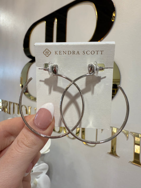 BOUTIQUE KENDRA SCOTT SILVER ARDEN HOOP EARRINGS IN HAND