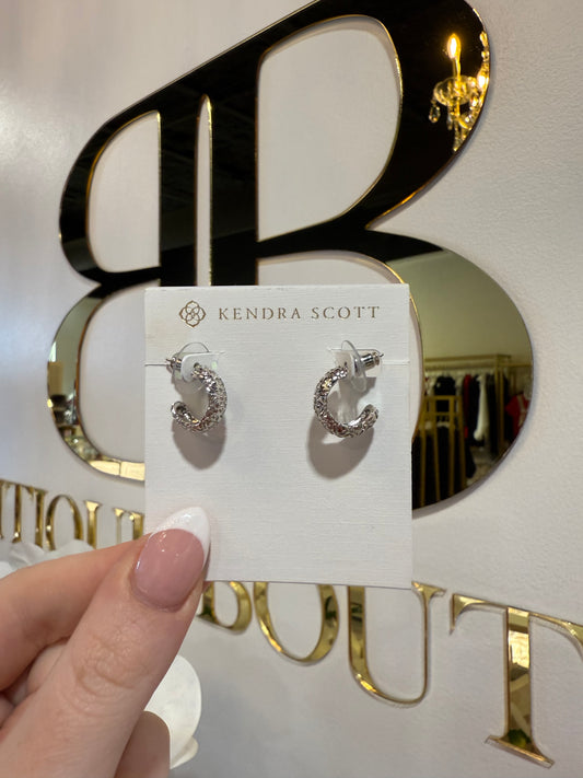 BOUTIQUE KENDRA SCOTT SILVER HARPER HUGGIE EARRING IN HAND