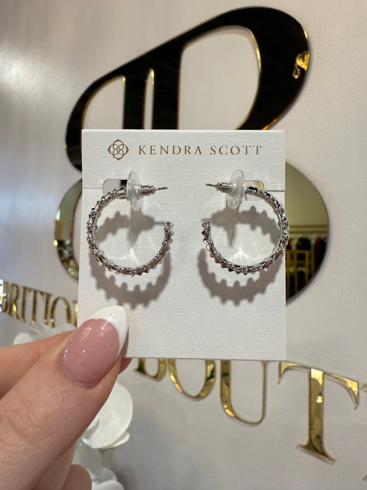 BOUTIQUE KENDRA SCOTT SILVER JADA SMALL HOOP EARRINGS IN WHITE CRYSTAL IN HAND