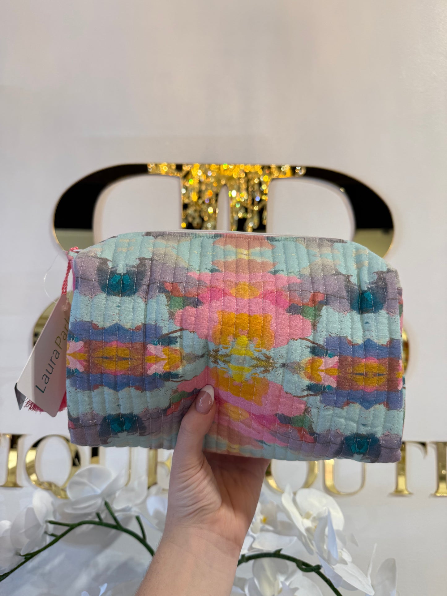 BOUTIQUE LAURA PARK ANTIGUA SMILE LARGE COSMETIC BAG IN HAND