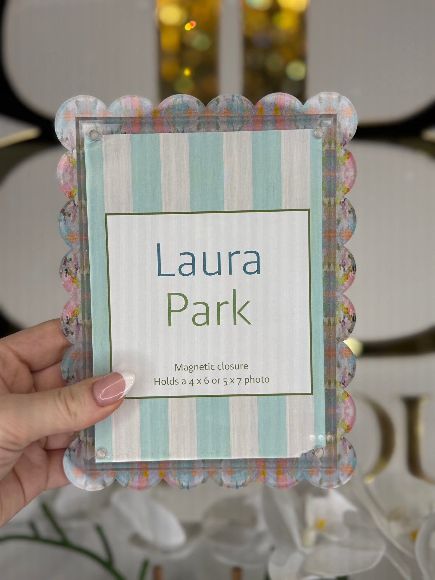BOUTIQUE LAURA PARK BROOKS AVENUE ACRYLIC PICTURE FRAME IN HAND