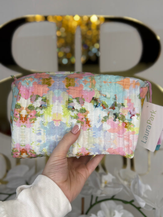 BOUTIQUE LAURA PARK BROOKS AVENUE LARGE COSMETIC BAG IN HAND