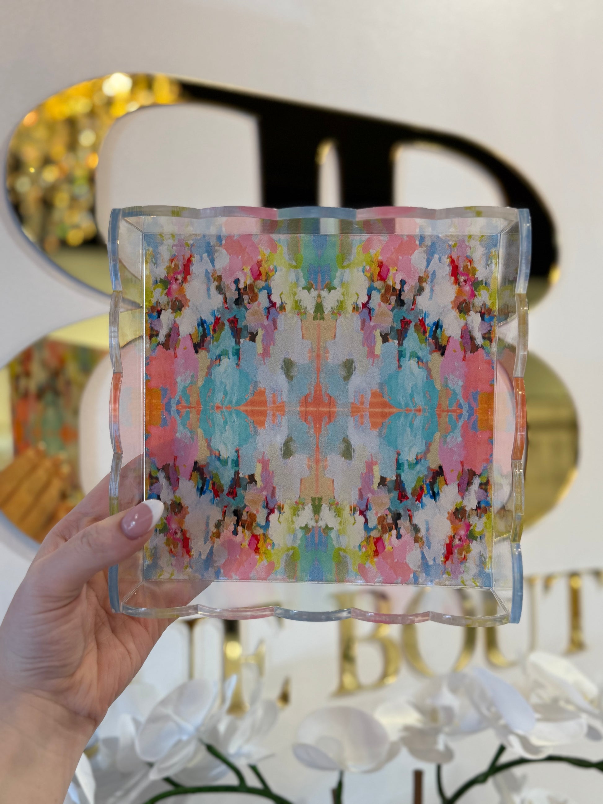 BOUTIQUE LAURA PARK BROOKS AVENUE SCALLOPED TRAY SMALL IN HAND