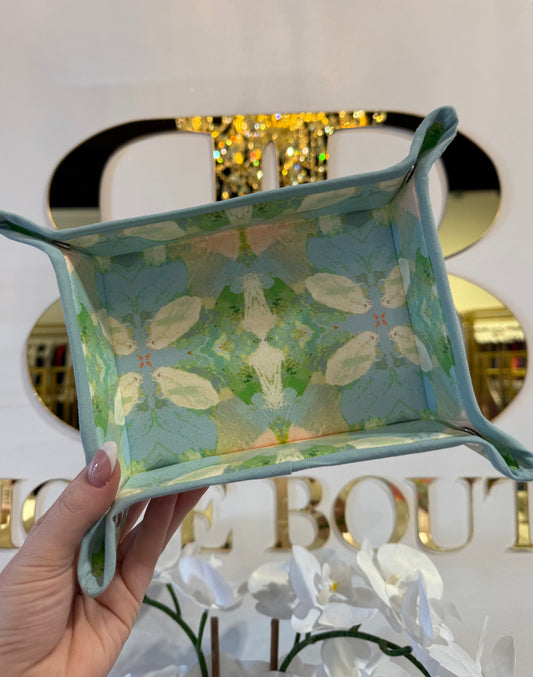 BOUTIQUE LAURA PARK ELEPHANT FALLS SNAP TRAY IN HAND