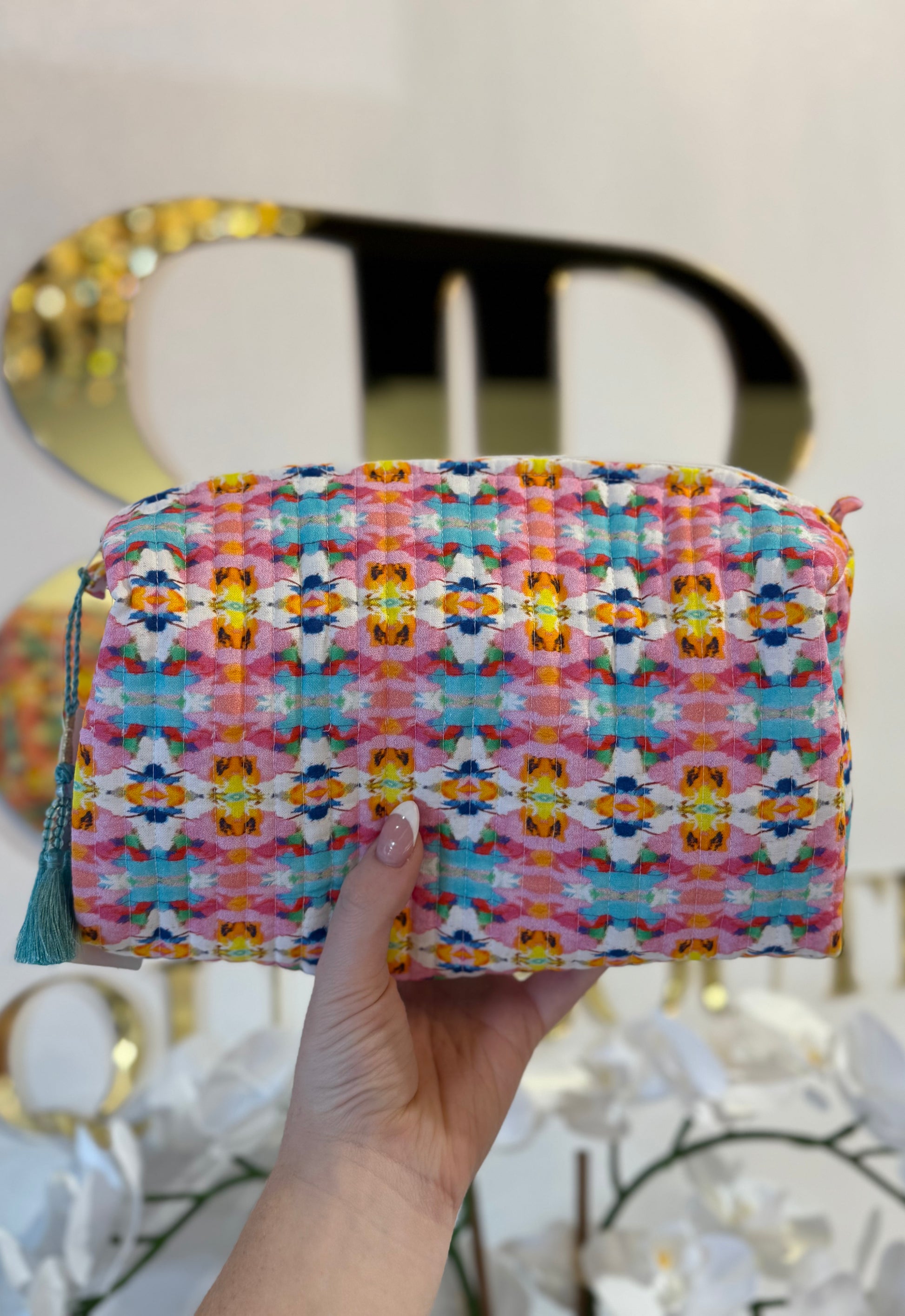 BOUTIQUE LAURA PARK SUMNER PINK LARGE COSMETIC BAG IN HAND