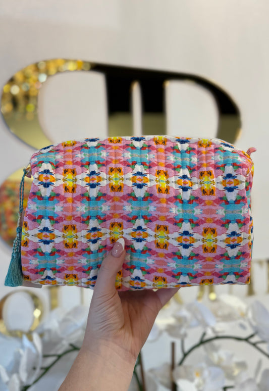 BOUTIQUE LAURA PARK SUMNER PINK LARGE COSMETIC BAG IN HAND