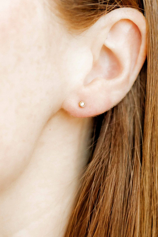 BOUTIQUE LINNY CO GOLD DIAMOND SCREWBACK STUD COOPER CLEAR IN EAR