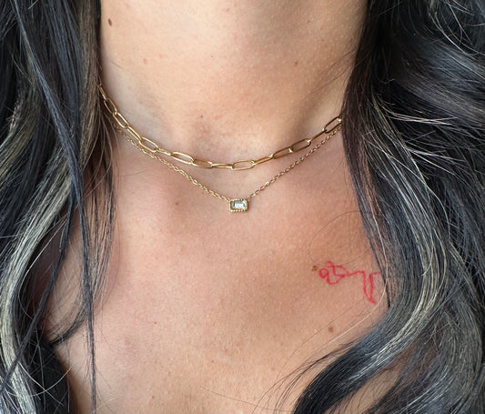BOUTIQUE LINNY CO NECKLACE PALMER PAPERCLIP GOLD ON MODEL