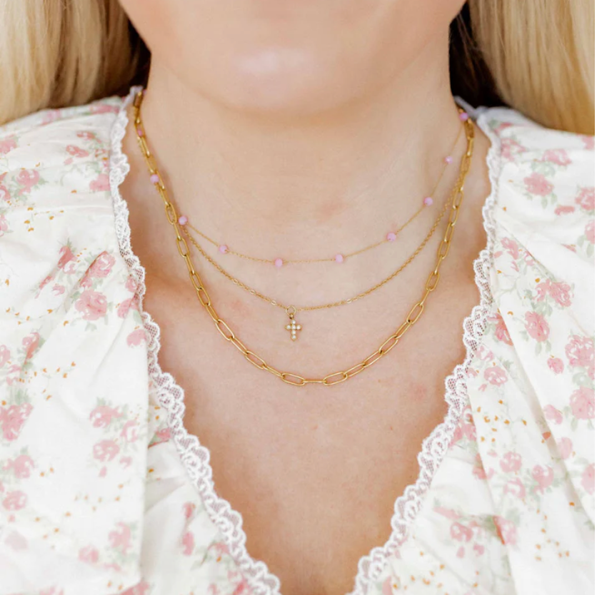 BOUTIQUE LINNY CO NECKLACE PALMER PAPERCLIP GOLD ON NECK 2