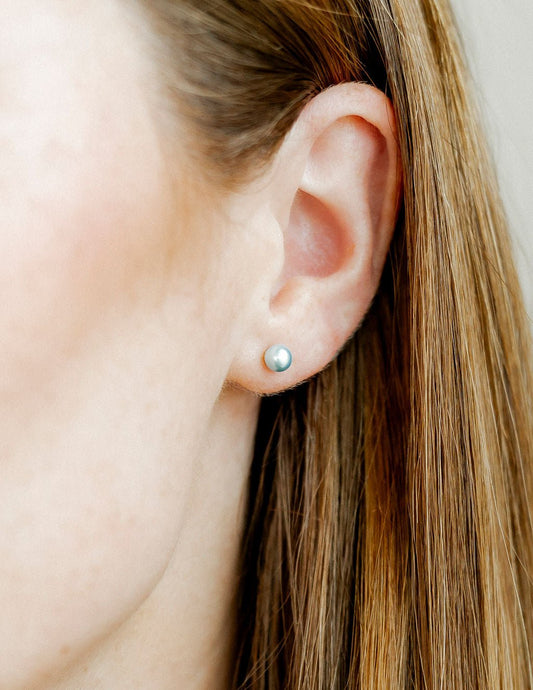 BOUTIQUE LINNY CO PAYTON PEARL BLUE 5MM SCREWBACK STUD EARRINGS IN EAR